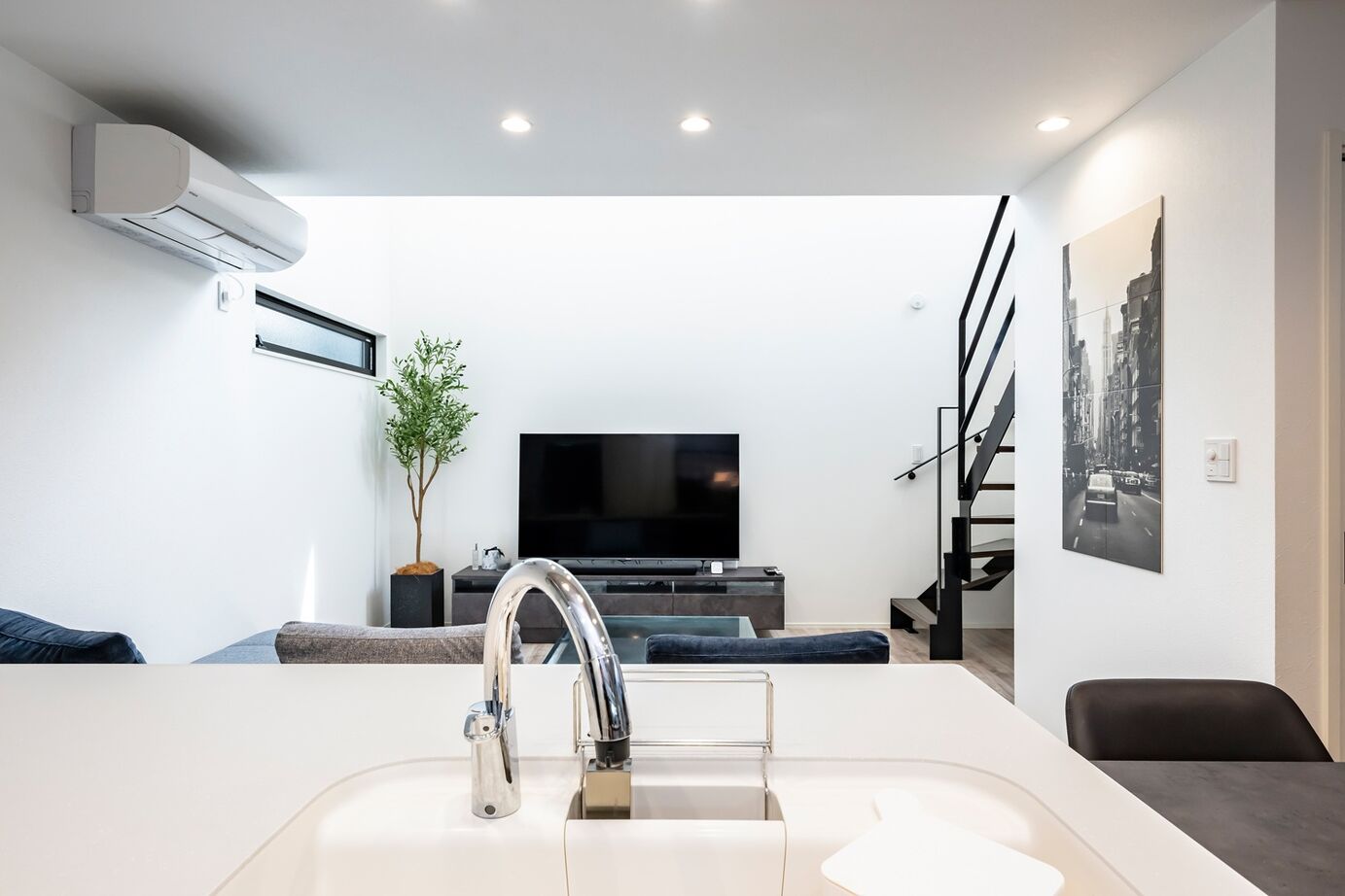 MD studio. 建築士とつくる家 【ペット/23坪/間取り図/狭小地】玄関兼用の広々土間と吹抜け設計が、愛犬と開放的に暮らす毎日を実現の建築実例画像9