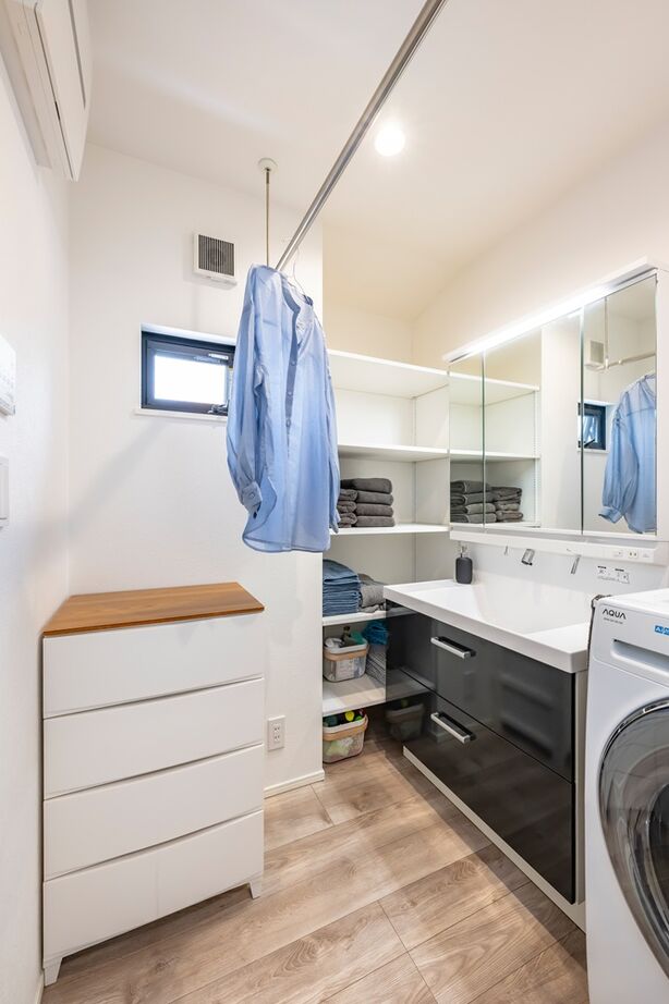 MD studio. 建築士とつくる家 【ペット/23坪/間取り図/狭小地】玄関兼用の広々土間と吹抜け設計が、愛犬と開放的に暮らす毎日を実現の建築実例画像16