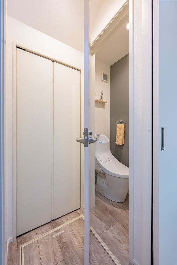 MD studio. 建築士とつくる家 【ペット/23坪/間取り図/狭小地】玄関兼用の広々土間と吹抜け設計が、愛犬と開放的に暮らす毎日を実現の建築実例画像17