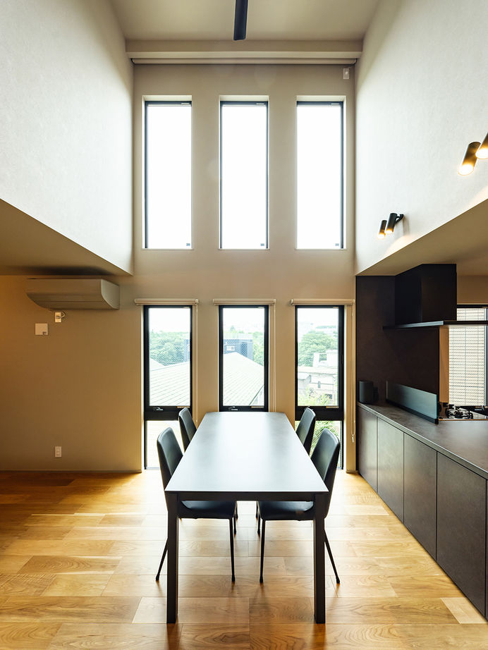 MD studio. 建築士とつくる家 【27坪/旗竿地/2階リビング/間取り図】高台の眺望を取り込む吹抜け窓と、家事ラクな回遊動線で快適な暮らしの建築実例画像