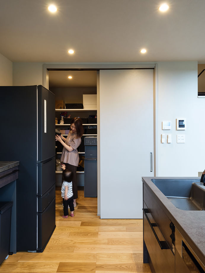 MD studio. 建築士とつくる家 【27坪/旗竿地/2階リビング/間取り図】高台の眺望を取り込む吹抜け窓と、家事ラクな回遊動線で快適な暮らしの建築実例画像6