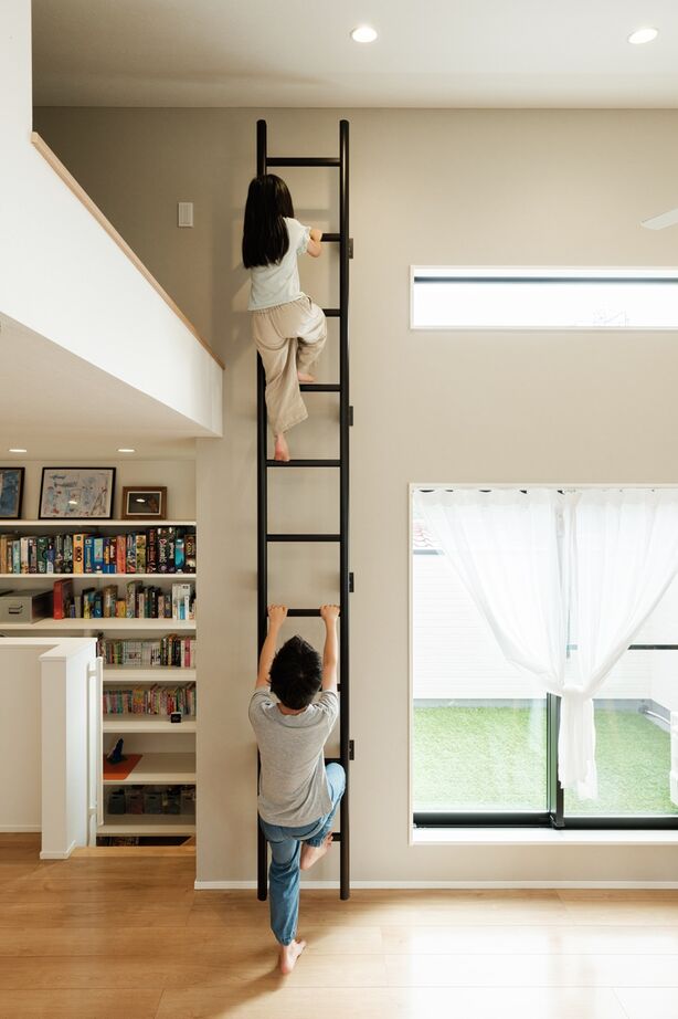MD studio. 建築士とつくる家 【狭小地/2階リビング】階段本棚と勾配天井ロフトが、狭小地でも読書と開放感を楽しむ暮らしを実現の建築実例画像