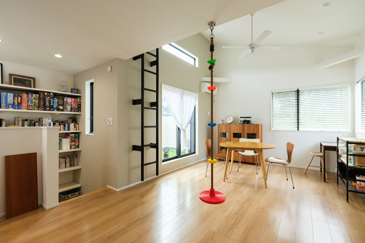 MD studio. 建築士とつくる家 【狭小地/2階リビング】階段本棚と勾配天井ロフトが、狭小地でも読書と開放感を楽しむ暮らしを実現の建築実例画像2