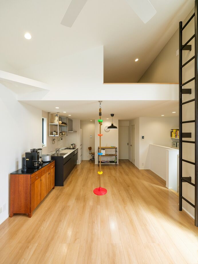 MD studio. 建築士とつくる家 【狭小地/2階リビング】階段本棚と勾配天井ロフトが、狭小地でも読書と開放感を楽しむ暮らしを実現の建築実例画像3