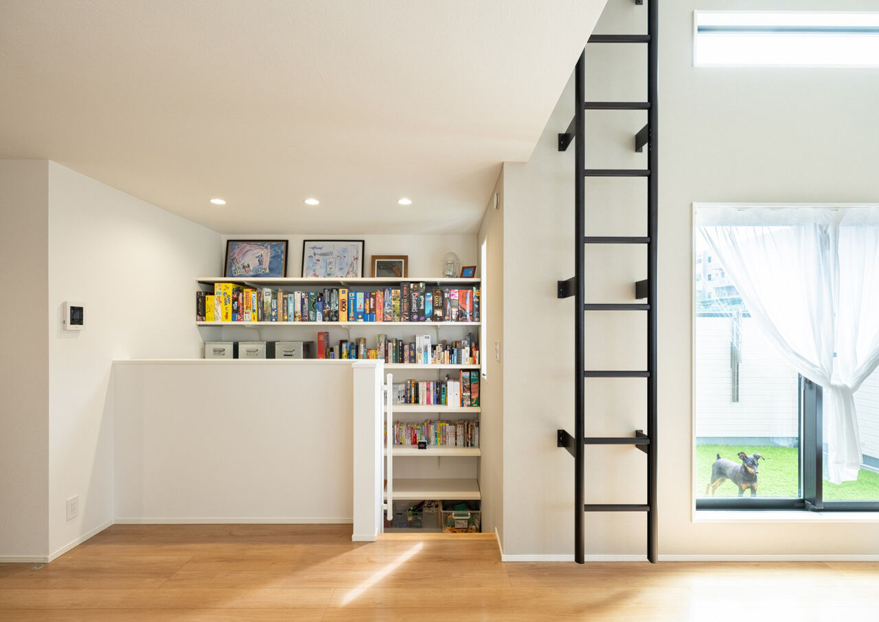 MD studio. 建築士とつくる家 【狭小地/2階リビング】階段本棚と勾配天井ロフトが、狭小地でも読書と開放感を楽しむ暮らしを実現の建築実例画像4