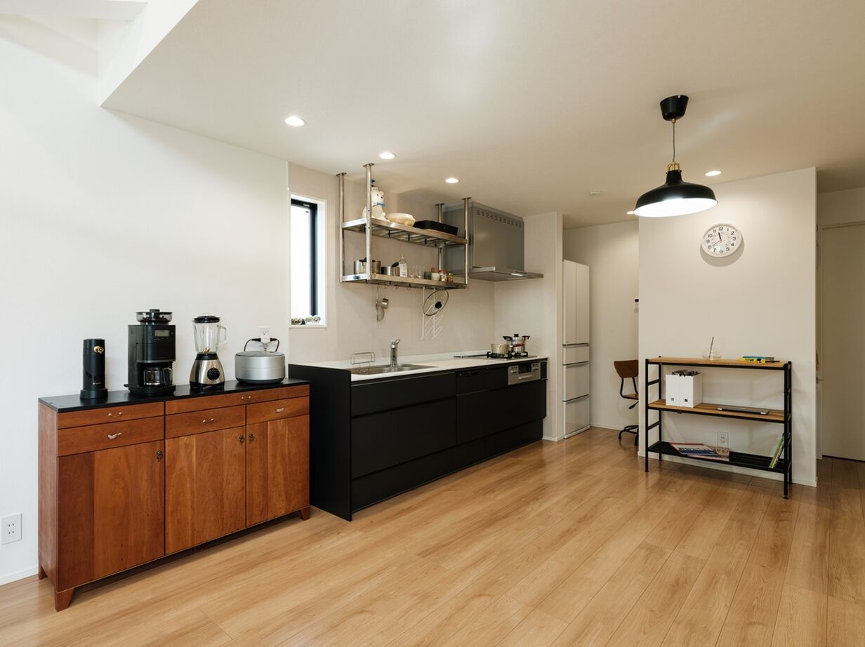 MD studio. 建築士とつくる家 【狭小地/2階リビング】階段本棚と勾配天井ロフトが、狭小地でも読書と開放感を楽しむ暮らしを実現の建築実例画像6