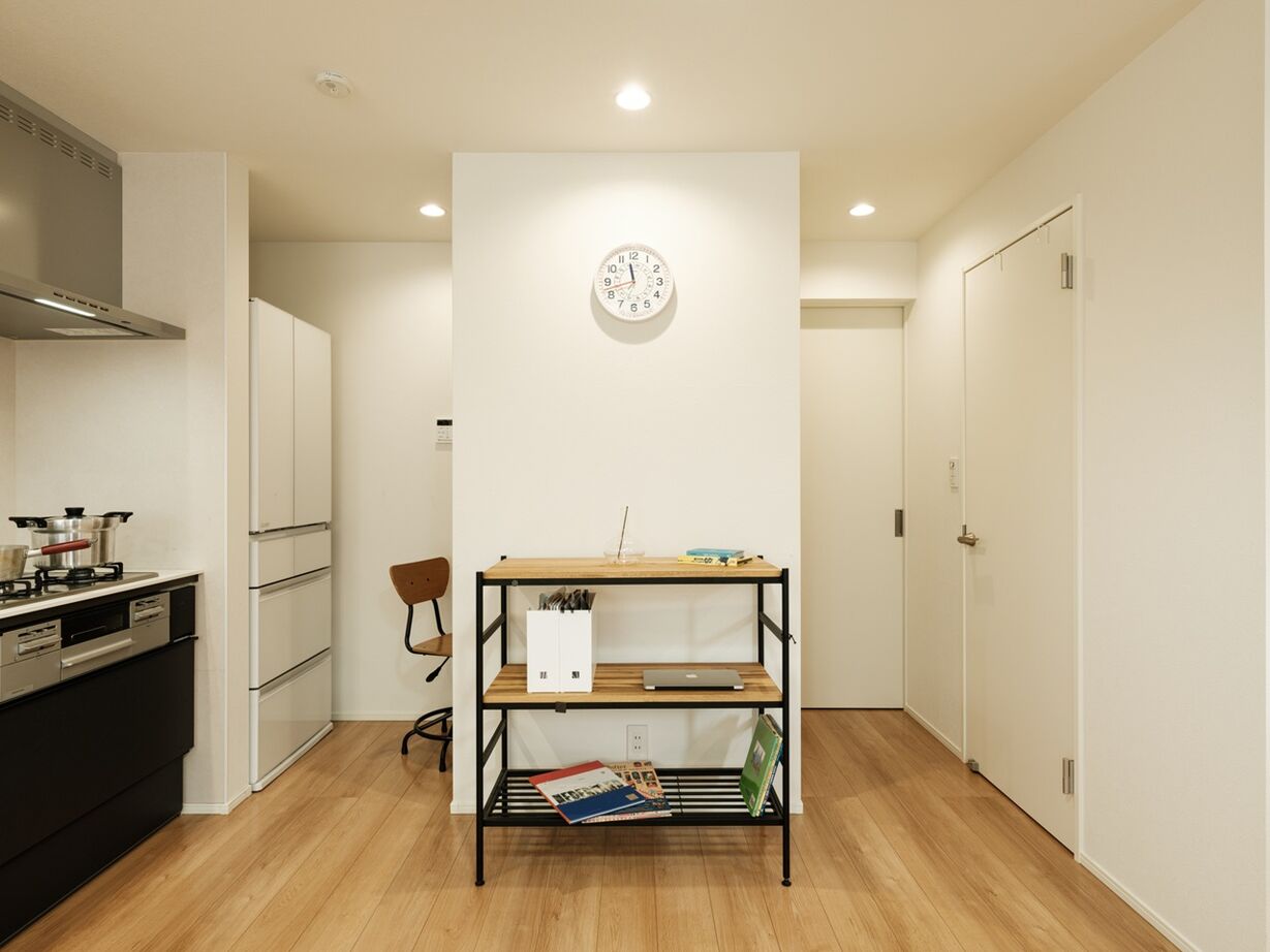 MD studio. 建築士とつくる家 【狭小地/2階リビング】階段本棚と勾配天井ロフトが、狭小地でも読書と開放感を楽しむ暮らしを実現の建築実例画像7