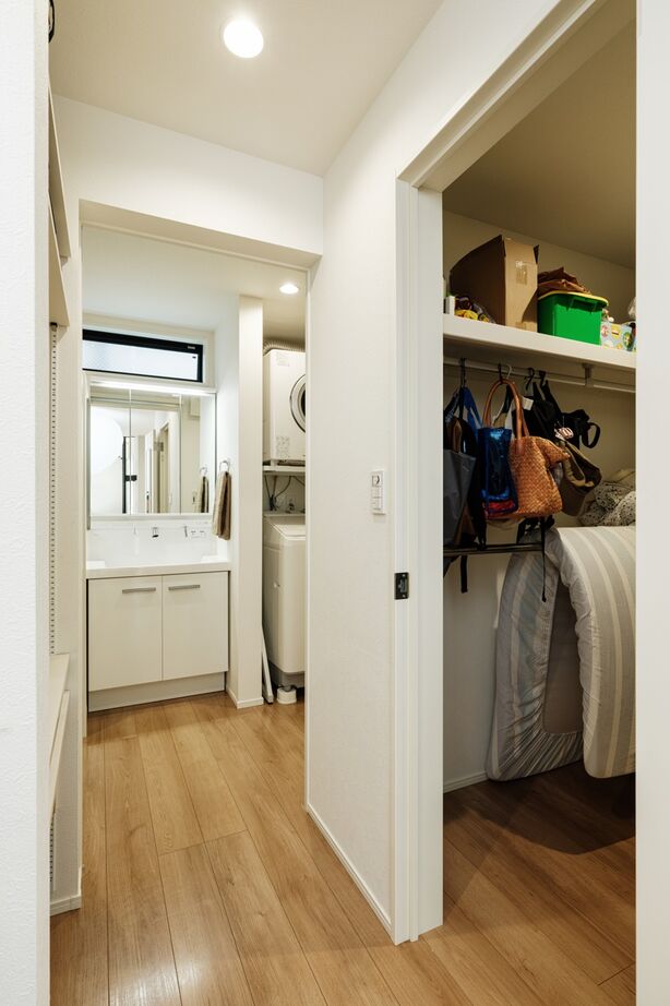 MD studio. 建築士とつくる家 【狭小地/2階リビング】階段本棚と勾配天井ロフトが、狭小地でも読書と開放感を楽しむ暮らしを実現の建築実例画像8