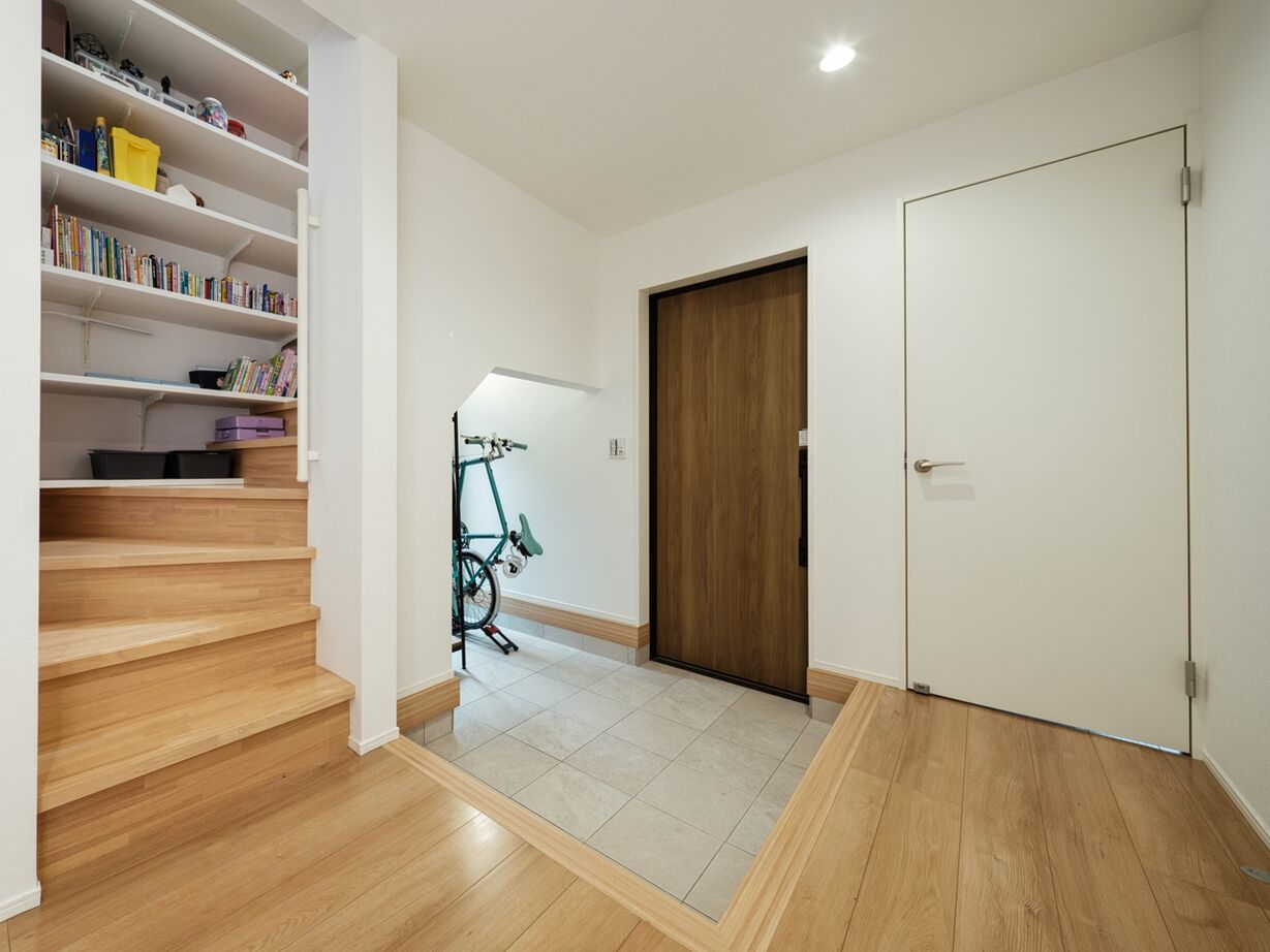 MD studio. 建築士とつくる家 【狭小地/2階リビング】階段本棚と勾配天井ロフトが、狭小地でも読書と開放感を楽しむ暮らしを実現の建築実例画像9