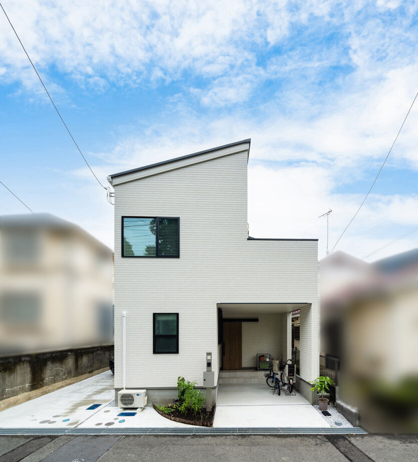 MD studio. 建築士とつくる家 【狭小地/2階リビング】階段本棚と勾配天井ロフトが、狭小地でも読書と開放感を楽しむ暮らしを実現の建築実例画像10