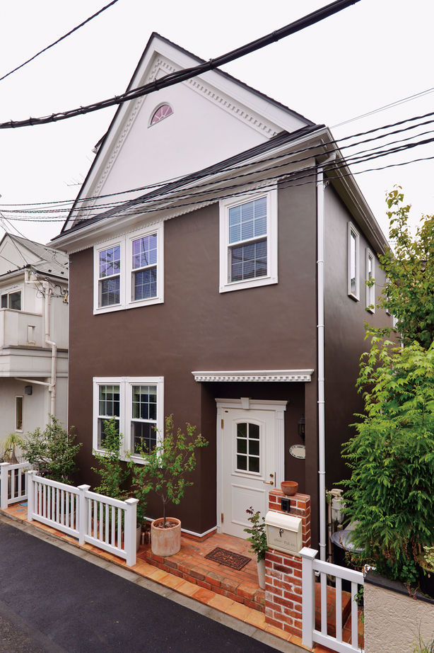  デザインハウス・エフ 【2000～2499万円・間取りあり】コロニアル様式の3階建てを21坪の狭小地にこだわりのオーダーメイドでの建築実例画像2