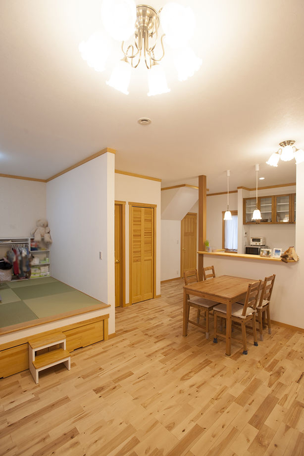  デザインハウス・エフ 【1500万～1999万円・間取りあり】三角屋根がお洒落な北欧スタイルの外観と、開放的なLDKを実現の建築実例画像2