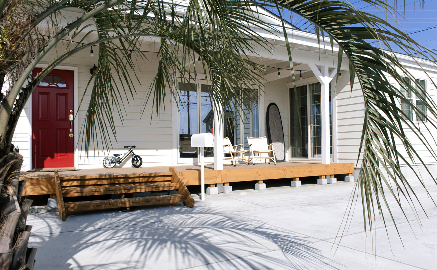  デザインハウス・エフ 【1000万円台/33坪台/カバードポーチ】白が映えるシンプルな格好よさ。平屋のサーファーズハウスの建築実例画像3