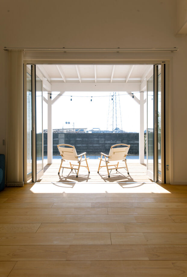  デザインハウス・エフ 【1000万円台/33坪台/カバードポーチ】白が映えるシンプルな格好よさ。平屋のサーファーズハウスの建築実例画像6