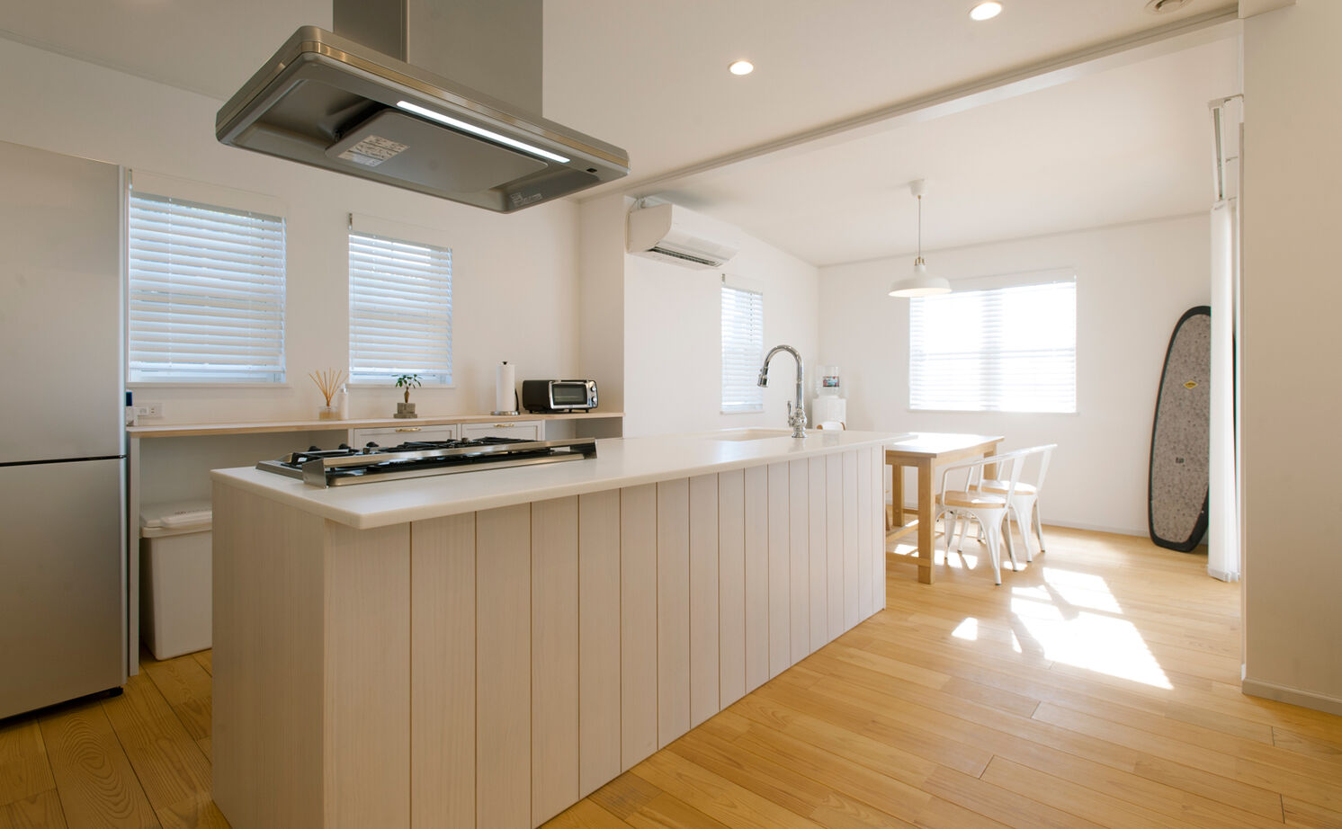  デザインハウス・エフ 【1000万円台/33坪台/カバードポーチ】白が映えるシンプルな格好よさ。平屋のサーファーズハウスの建築実例画像8