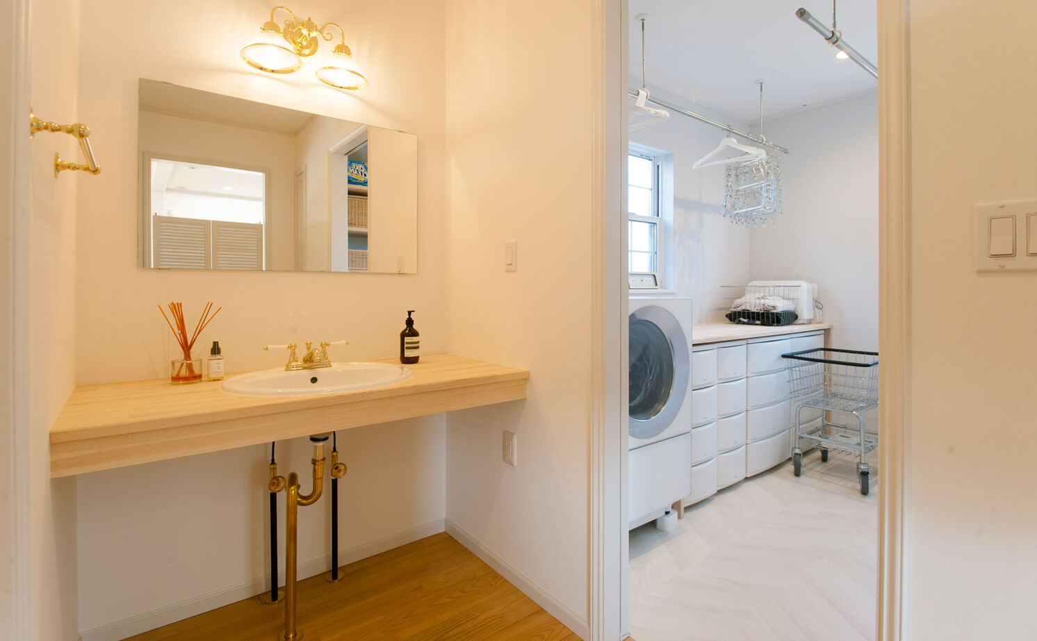  デザインハウス・エフ 【1000万円台/33坪台/カバードポーチ】白が映えるシンプルな格好よさ。平屋のサーファーズハウスの建築実例画像11