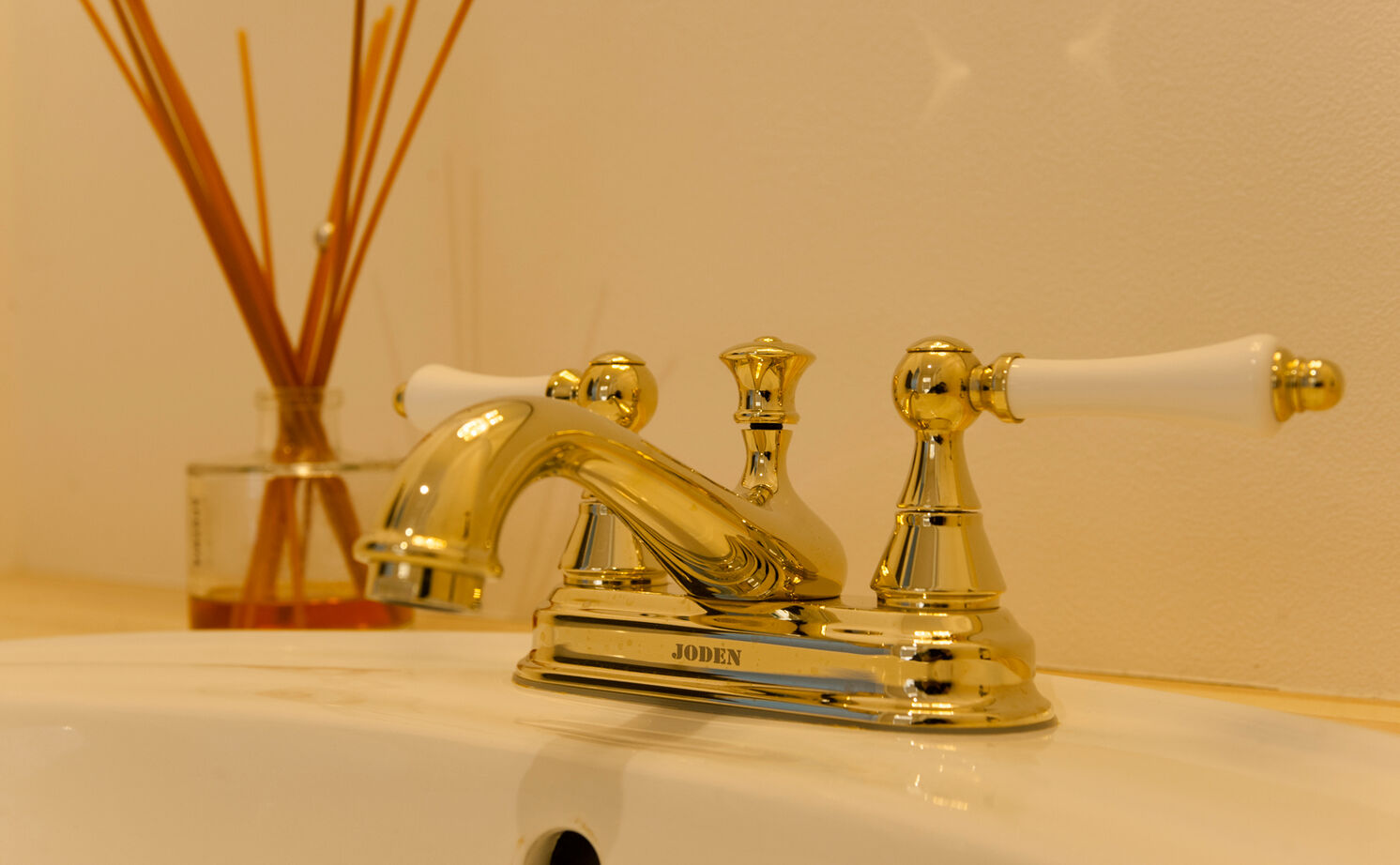  デザインハウス・エフ 【1000万円台/33坪台/カバードポーチ】白が映えるシンプルな格好よさ。平屋のサーファーズハウスの建築実例画像12