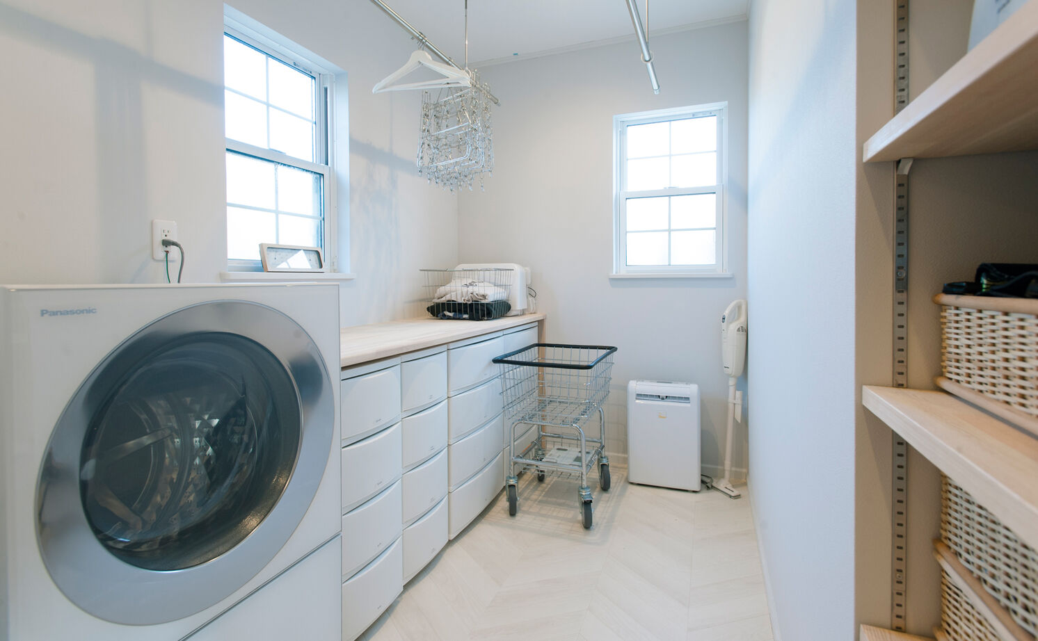  デザインハウス・エフ 【1000万円台/33坪台/カバードポーチ】白が映えるシンプルな格好よさ。平屋のサーファーズハウスの建築実例画像13