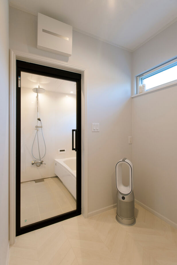  デザインハウス・エフ 【1000万円台/33坪台/カバードポーチ】白が映えるシンプルな格好よさ。平屋のサーファーズハウスの建築実例画像14