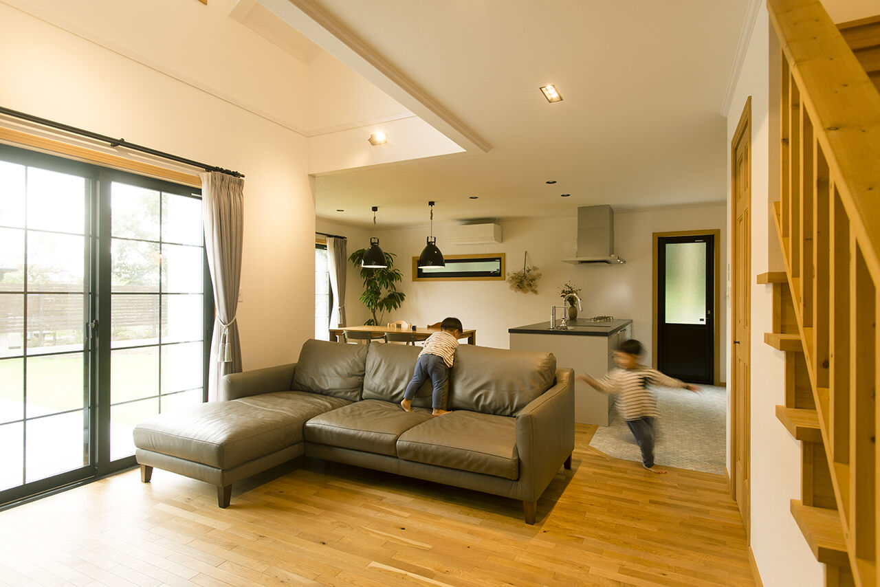  デザインハウス・エフ 【2000万円台/41坪台/無垢材/造作家具/間取り図有】白が映えるシンプルでお洒落なアメリカンスタイルの建築実例画像2