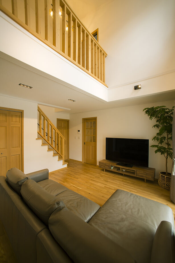  デザインハウス・エフ 【2000万円台/41坪台/無垢材/造作家具/間取り図有】白が映えるシンプルでお洒落なアメリカンスタイルの建築実例画像3