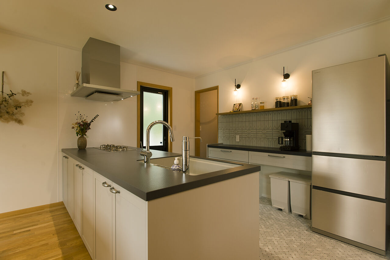  デザインハウス・エフ 【2000万円台/41坪台/無垢材/造作家具/間取り図有】白が映えるシンプルでお洒落なアメリカンスタイルの建築実例画像5