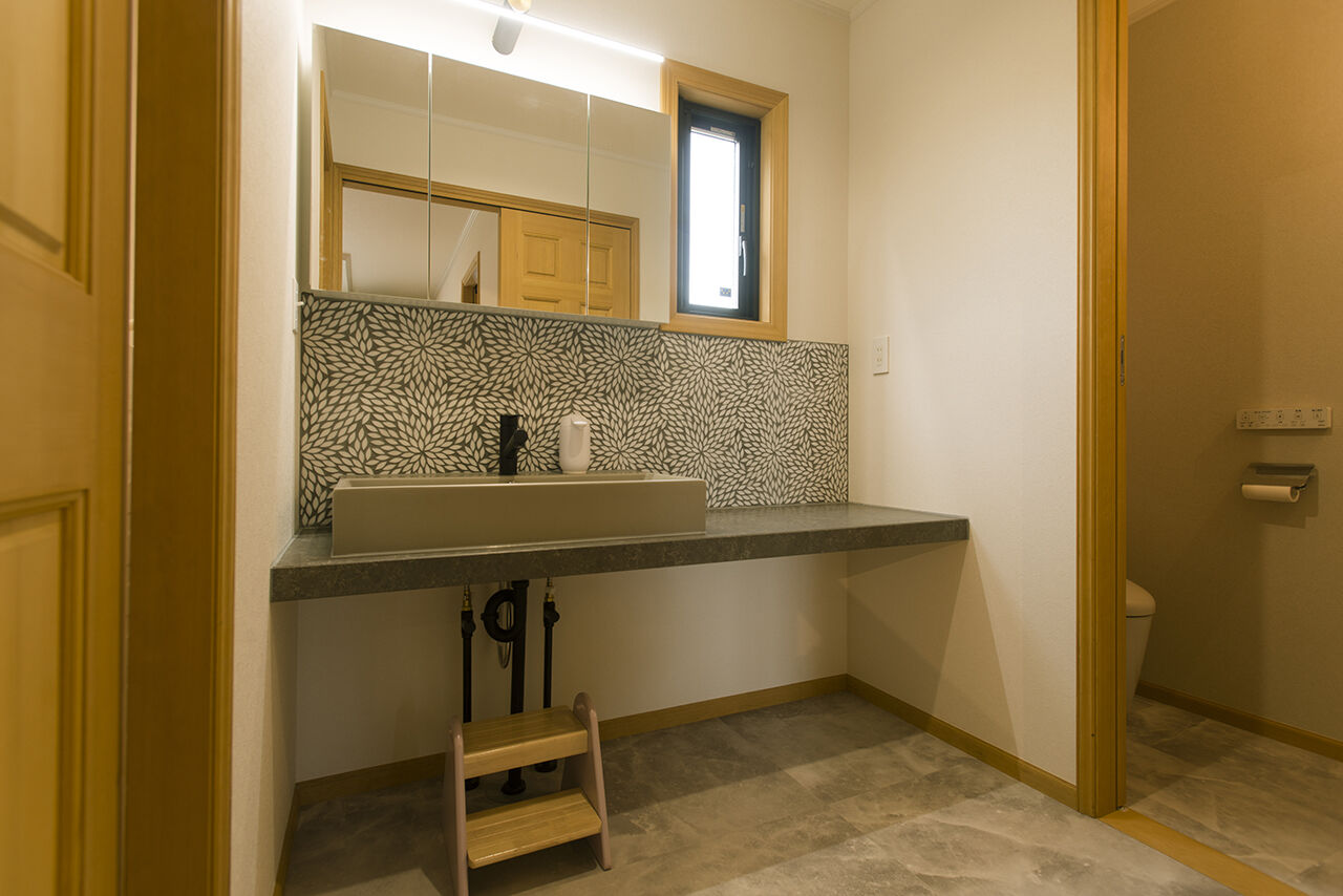  デザインハウス・エフ 【2000万円台/41坪台/無垢材/造作家具/間取り図有】白が映えるシンプルでお洒落なアメリカンスタイルの建築実例画像9