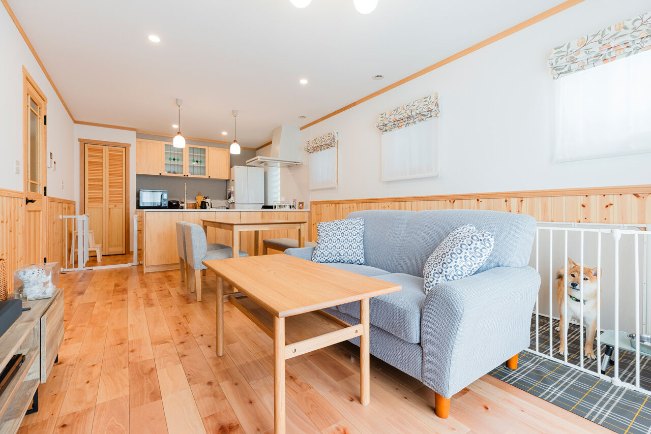  デザインハウス・エフ 【2000万円台/42坪/大屋根】洗練の外観・無垢材・スムーズな家事動線、愛犬と暮らす北欧スタイルの家の建築実例画像2