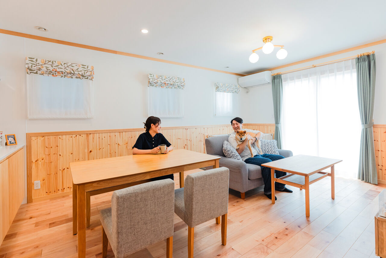  デザインハウス・エフ 【2000万円台/42坪/大屋根】洗練の外観・無垢材・スムーズな家事動線、愛犬と暮らす北欧スタイルの家の建築実例画像3