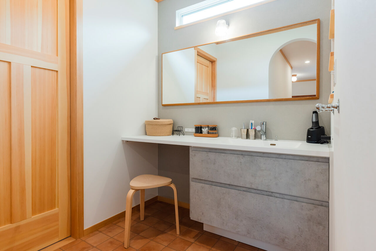  デザインハウス・エフ 【2000万円台/42坪/大屋根】洗練の外観・無垢材・スムーズな家事動線、愛犬と暮らす北欧スタイルの家の建築実例画像7