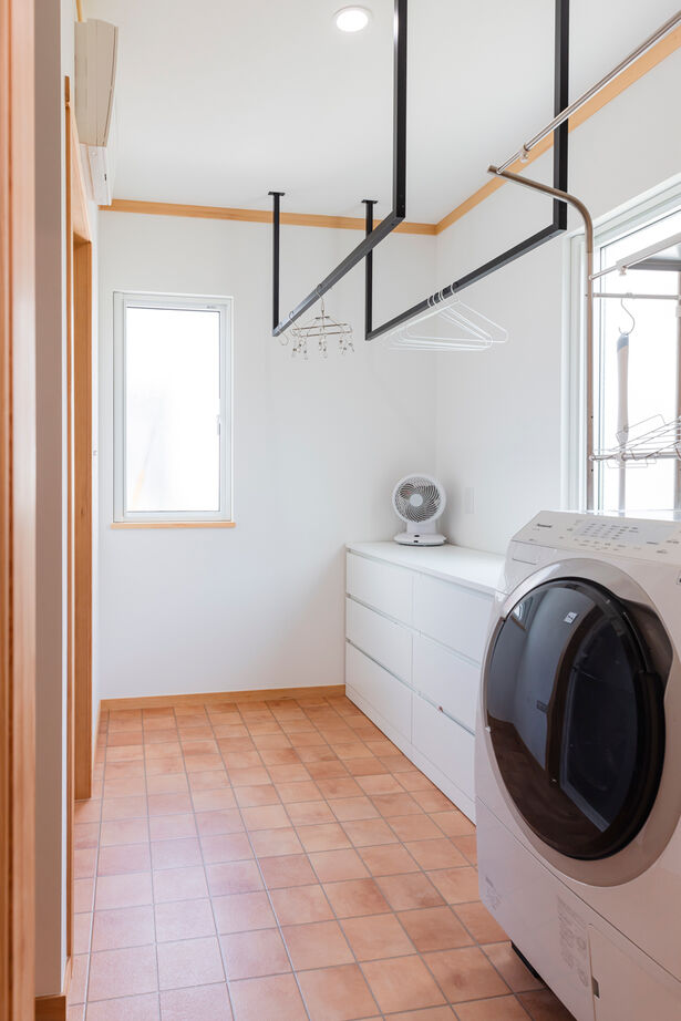  デザインハウス・エフ 【2000万円台/42坪/大屋根】洗練の外観・無垢材・スムーズな家事動線、愛犬と暮らす北欧スタイルの家の建築実例画像8