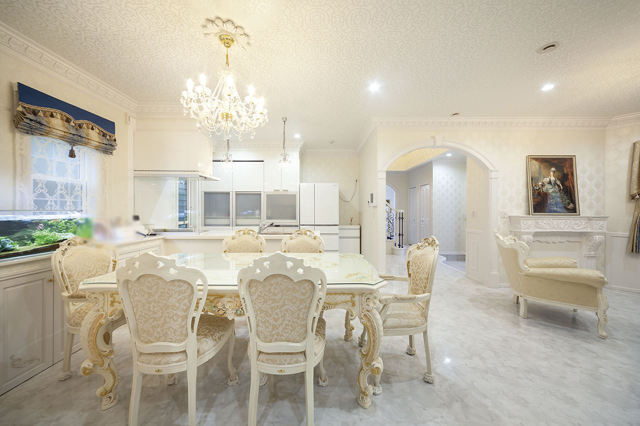 古川工務店 シャンデリアとサーキュラー階段が見る人を魅了させる、まるでお城のような邸宅の建築実例画像2