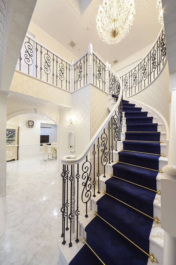 古川工務店 シャンデリアとサーキュラー階段が見る人を魅了させる、まるでお城のような邸宅の建築実例画像3