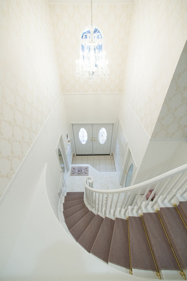 古川工務店 【2500万～2999万円/間取り図/サーキュラー階段/ガレージ】妻の想いが詰まった宮殿のような輸入住宅の建築実例画像5