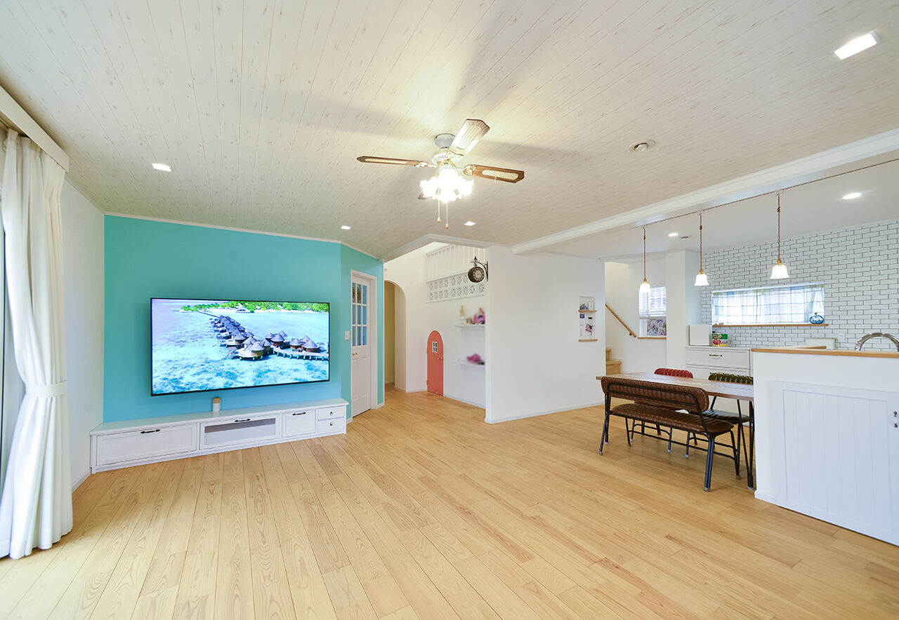 古川工務店 【2000万円台/40坪台/無垢材/スキップフロア】数々のこだわりを叶えた、鮮やかなアーリーアメリカンハウスの建築実例画像2