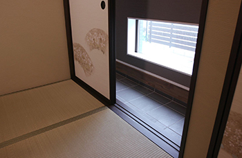 悠悠ホーム 【2000万円～2500万円で建てた家】日本家屋を参考に自分達らしい「和モダン」 来客に重宝する土間のある家の建築実例画像3