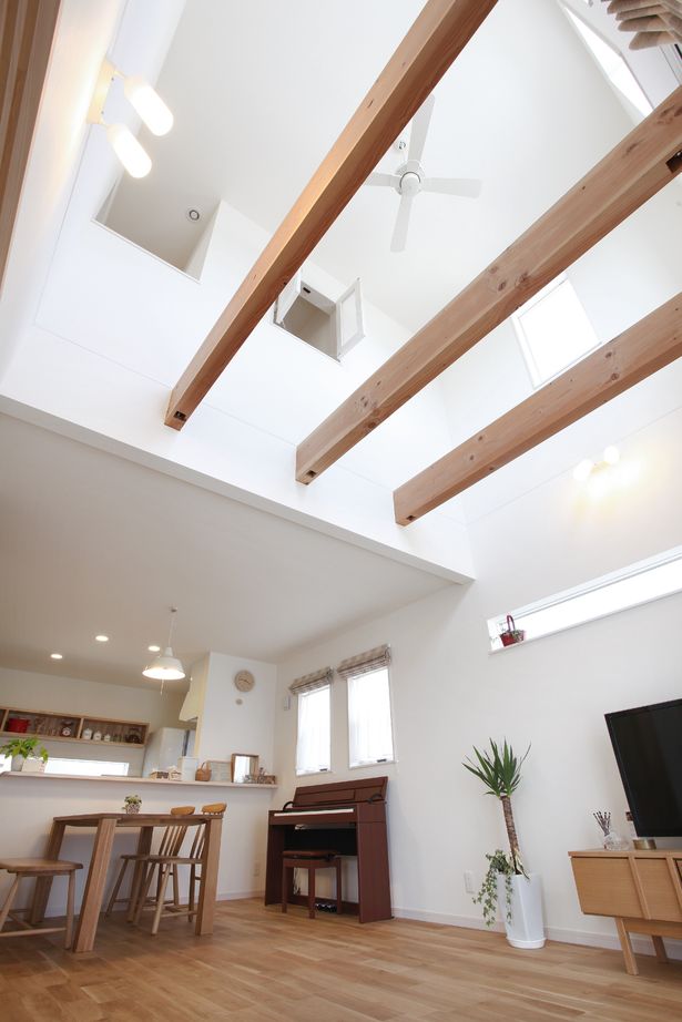 悠悠ホーム 【2000万円～2499万円で建てた家】無垢の床が心地よい住まい造作棚に施主の感性が光るの建築実例画像1