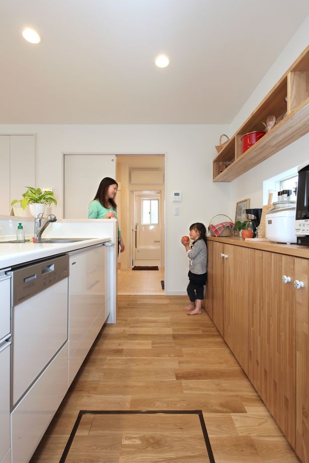 悠悠ホーム 【2000万円～2499万円で建てた家】無垢の床が心地よい住まい造作棚に施主の感性が光るの建築実例画像3