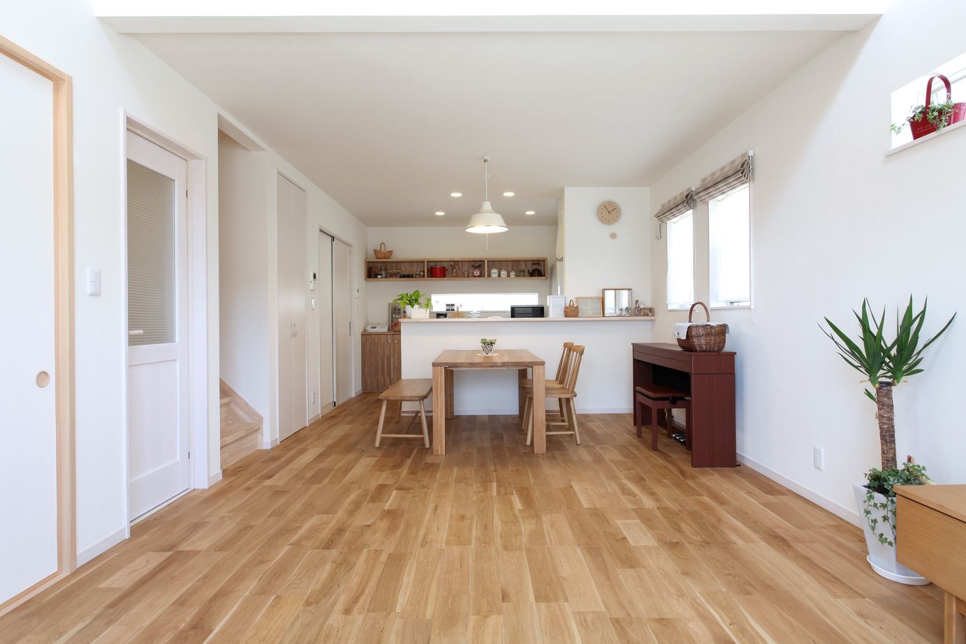 悠悠ホーム 【2000万円～2499万円で建てた家】無垢の床が心地よい住まい造作棚に施主の感性が光るの建築実例画像4