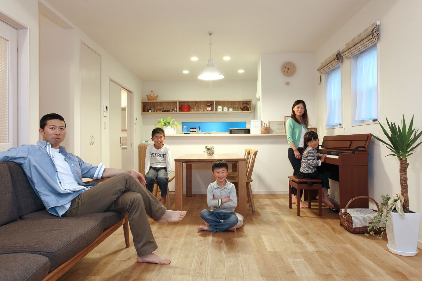 悠悠ホーム 【2000万円～2499万円で建てた家】無垢の床が心地よい住まい造作棚に施主の感性が光るの建築実例画像7