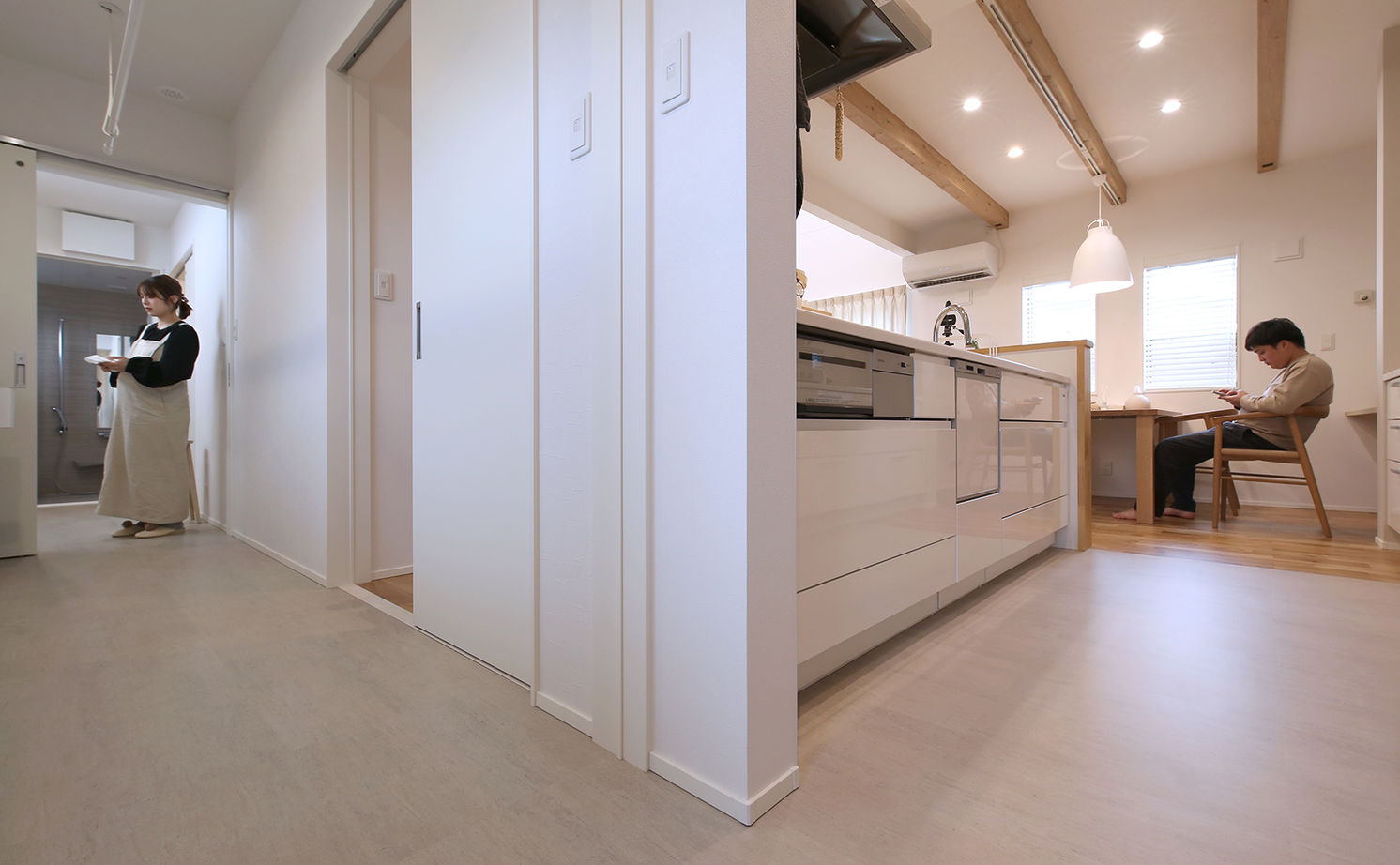 悠悠ホーム 【2600万円で建てた家／35坪／間取り図有】家事ラク動線+たっぷりの収納が嬉しい、ナチュラルテイストの家の建築実例画像4