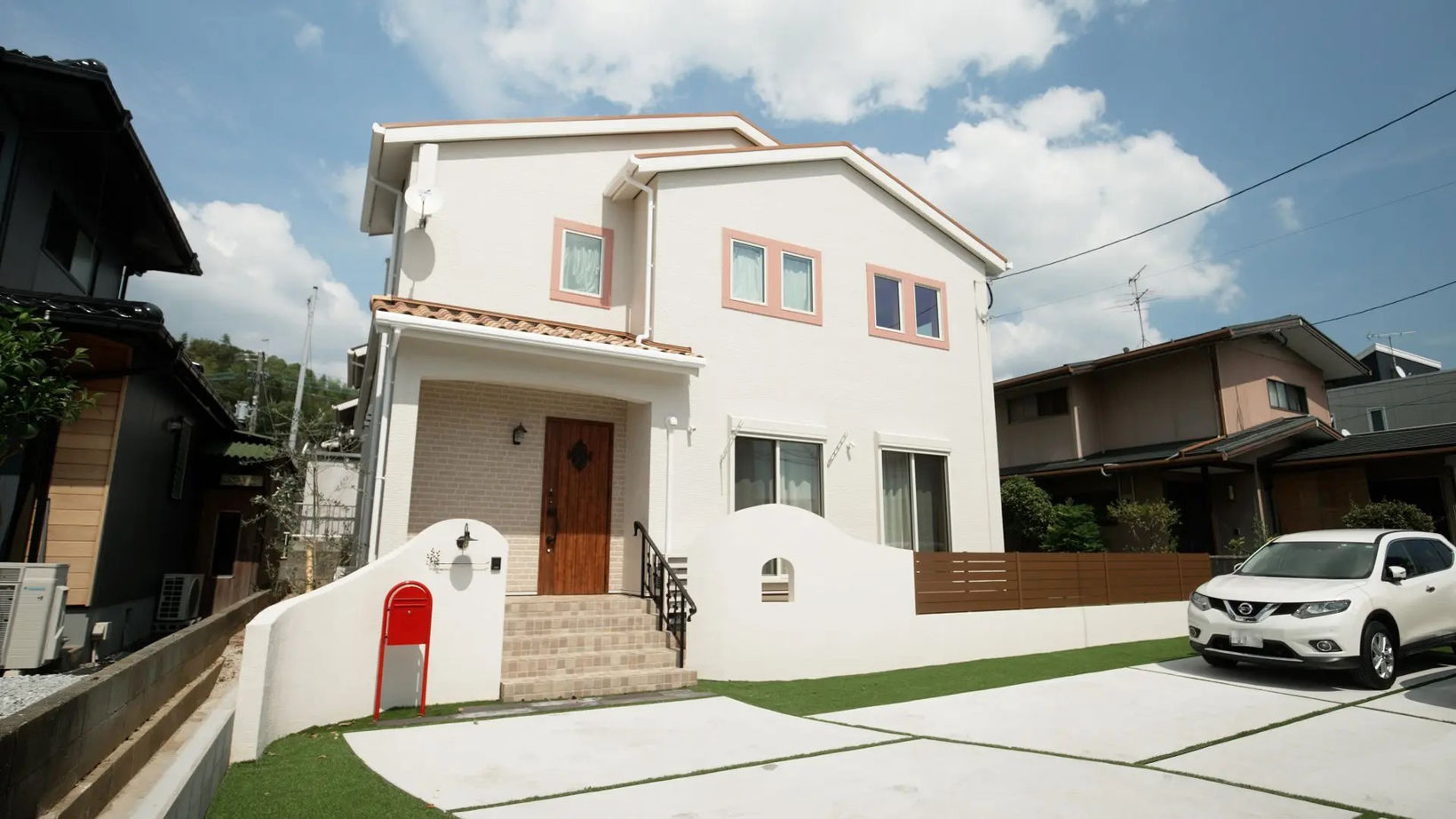 悠悠ホーム 【吹抜け/ファミリークローゼット/ランドリールーム】オフホワイトに差し色アクセントのある南欧風の家の建築実例画像1