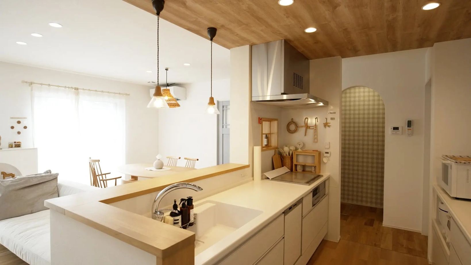 悠悠ホーム 【吹抜け/ファミリークローゼット/ランドリールーム】オフホワイトに差し色アクセントのある南欧風の家の建築実例画像3