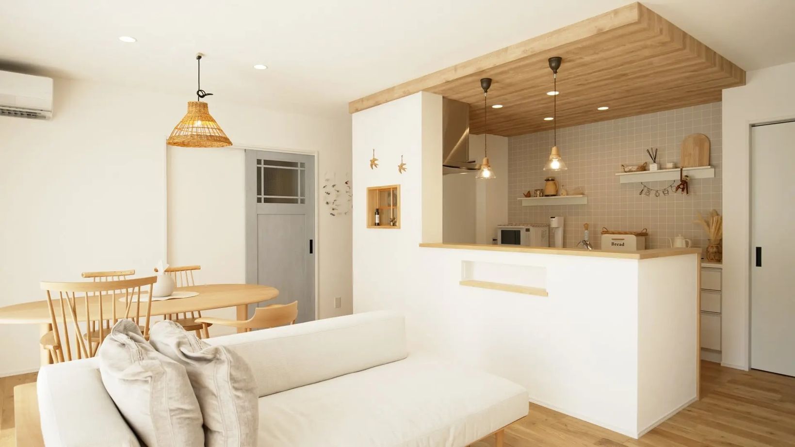 悠悠ホーム 【吹抜け/ファミリークローゼット/ランドリールーム】オフホワイトに差し色アクセントのある南欧風の家の建築実例画像4