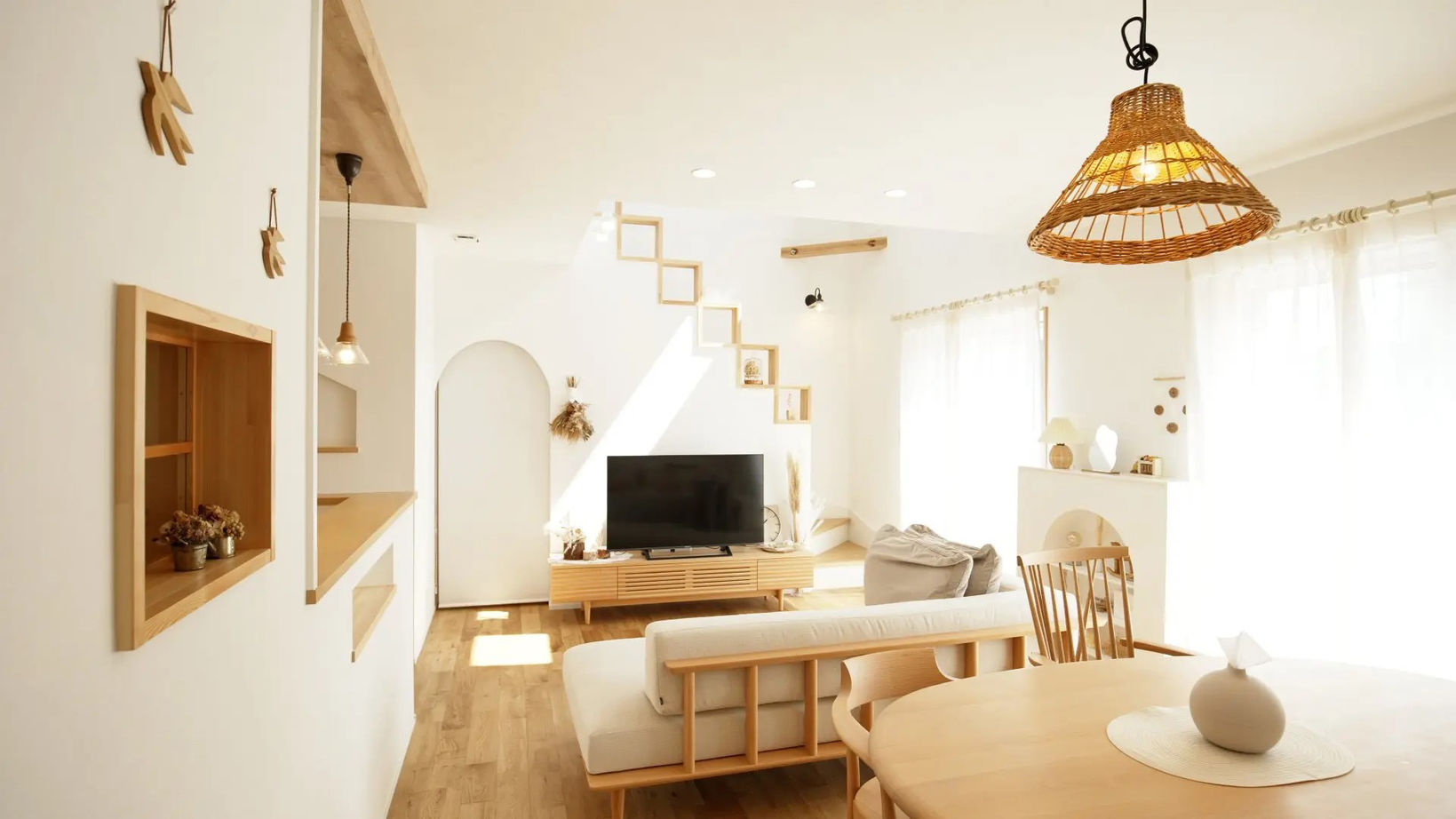 悠悠ホーム 【吹抜け/ファミリークローゼット/ランドリールーム】オフホワイトに差し色アクセントのある南欧風の家の建築実例画像5