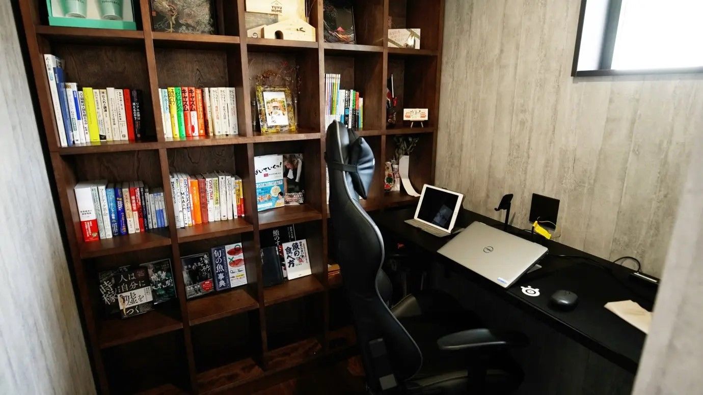 悠悠ホーム 【吹抜け/ファミリークローゼット/ランドリールーム】オフホワイトに差し色アクセントのある南欧風の家の建築実例画像7