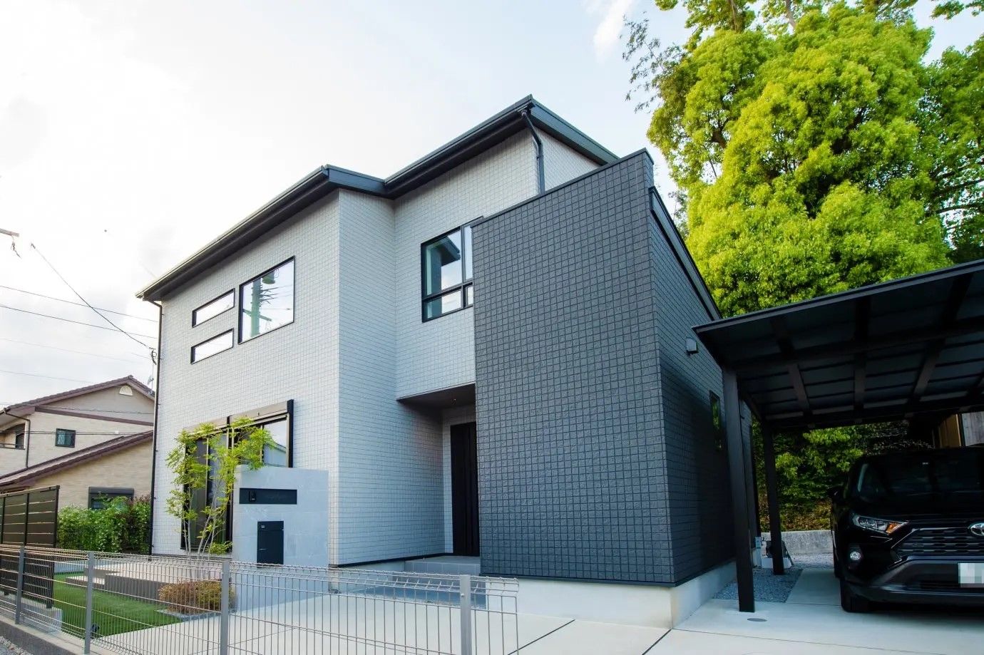 悠悠ホーム 【吹抜け/外断熱/2階建て】落ち着いたグレイッシュがかっこいい！ホテルライクなこだわりが実現したお家の建築実例画像1