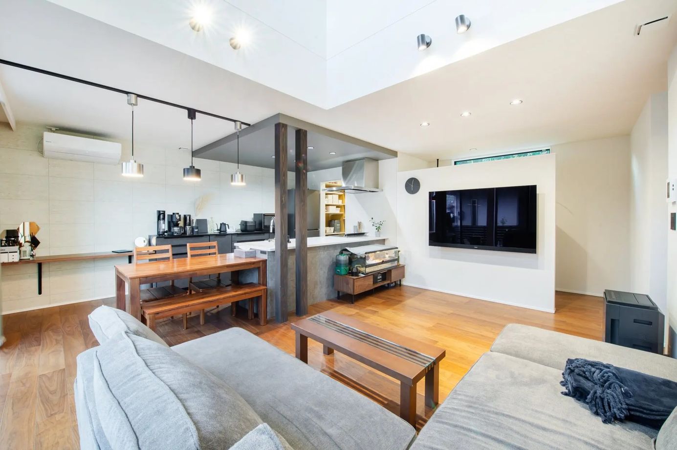 悠悠ホーム 【吹抜け/外断熱/2階建て】落ち着いたグレイッシュがかっこいい！ホテルライクなこだわりが実現したお家の建築実例画像2