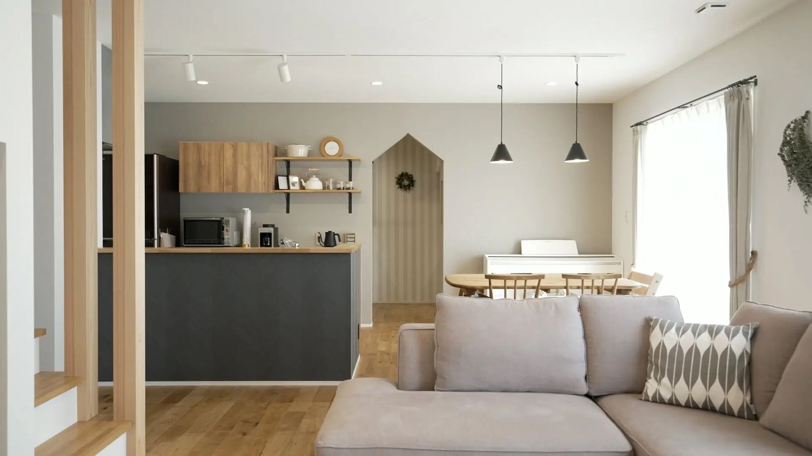 悠悠ホーム 【平屋/勾配天井/中2階/外断熱】「家づくり勉強会」で学んで建てた！3層構造のシン・ヒラヤStyleの建築実例画像2