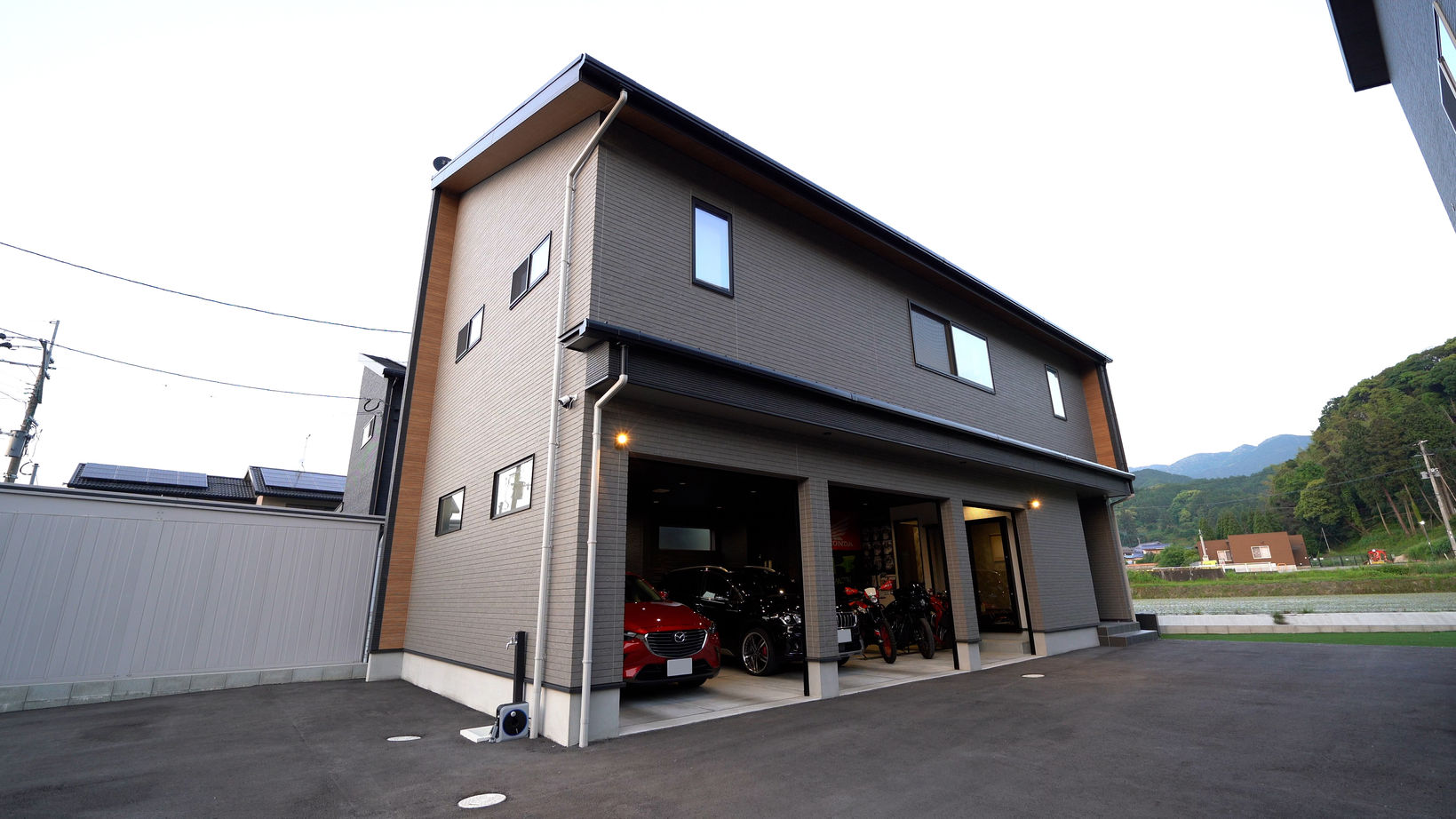 悠悠ホーム 愛車を楽しむ横幅9Mの広々インナーガレージ！ご夫婦の趣味と理想を詰め込んだ理想の注文住宅の建築実例画像1